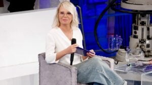Maria De Filippi dà il via ad Amici 2026 in versione casual ma con i camperos da oltre mille euro