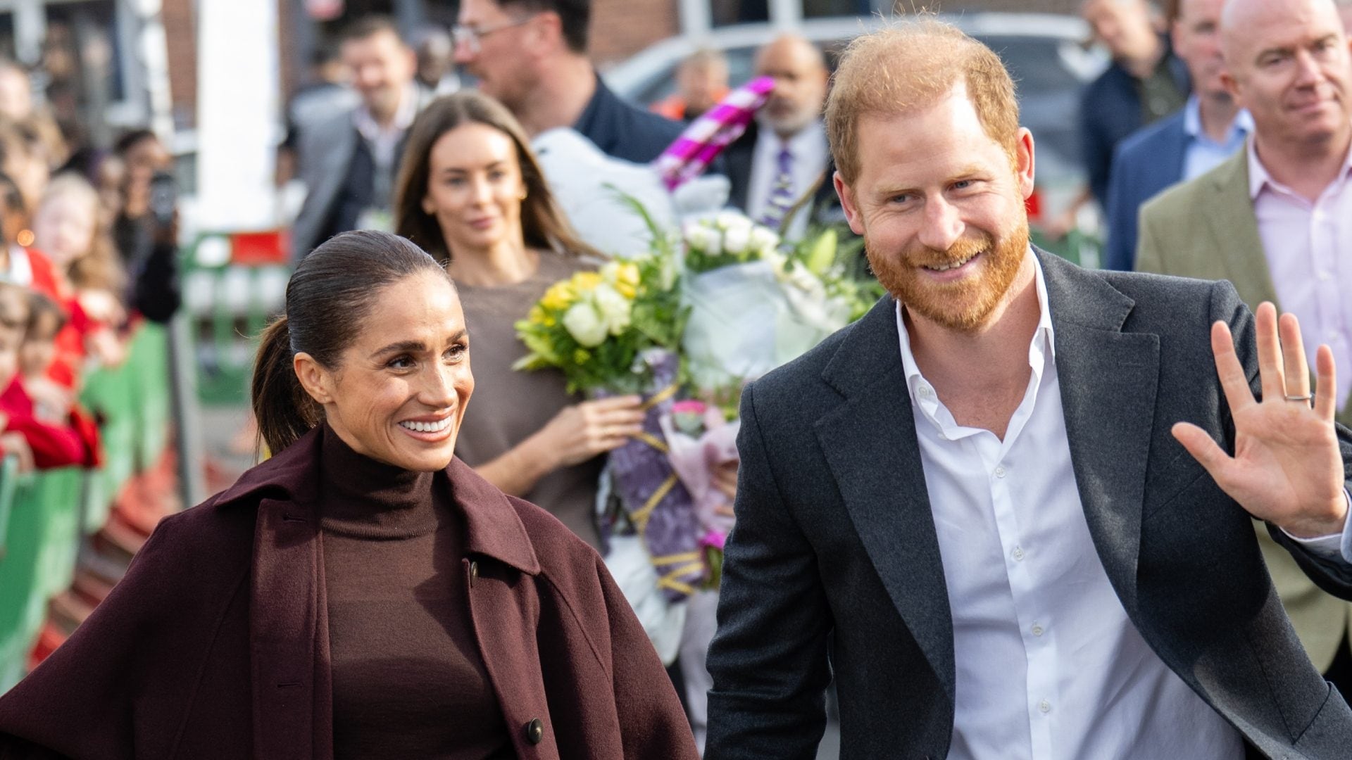 Il primo evento pubblico di Meghan Markle in Gran Bretagna: il look burgundy è un omaggio al paese