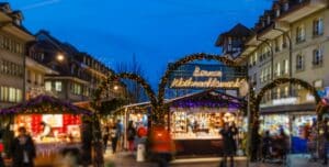 Il Trenino Verde delle Alpi porta ai mercatini di Natale in Svizzera: costi, orari, itinerario