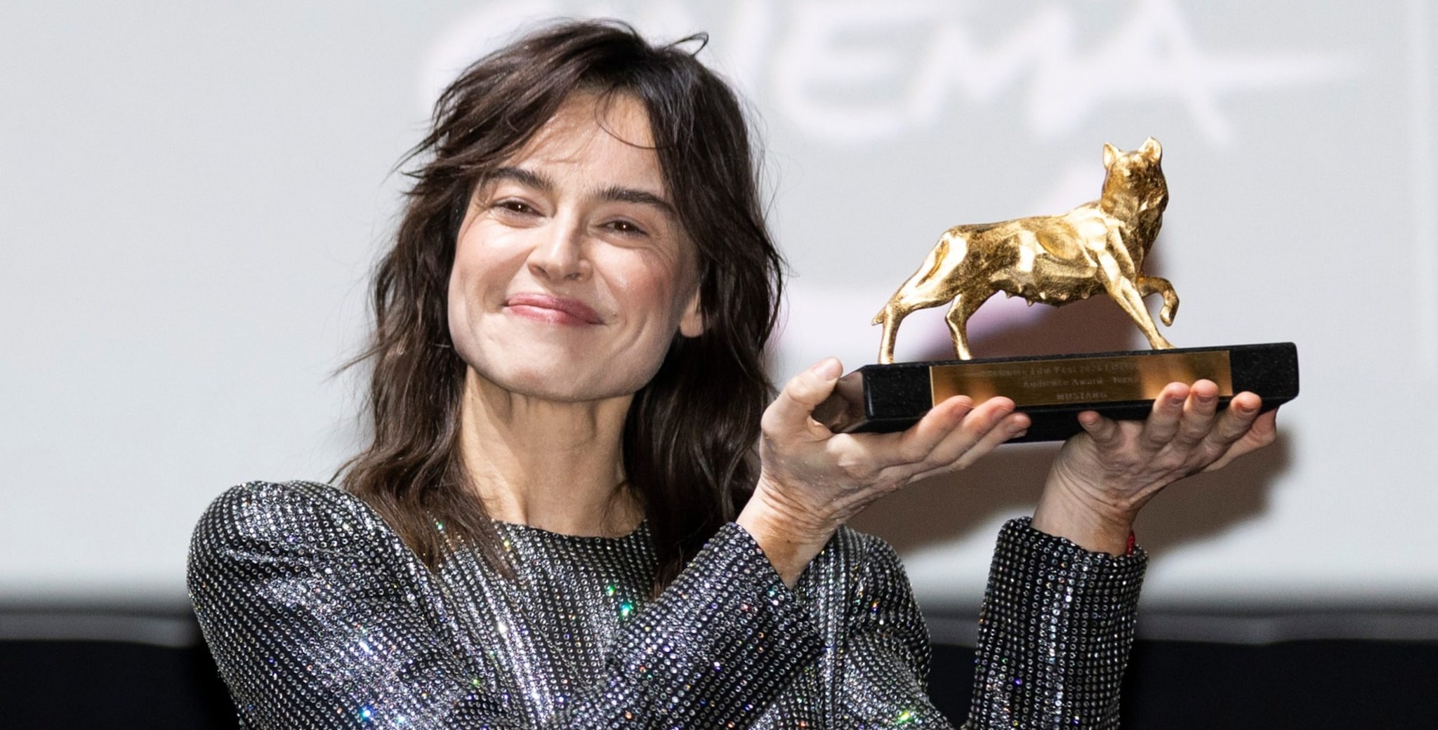 Kasia Smutniak vestita di luce alla Festa del Cinema: ritira il premio per Mustang, film in ricordo di Taricone