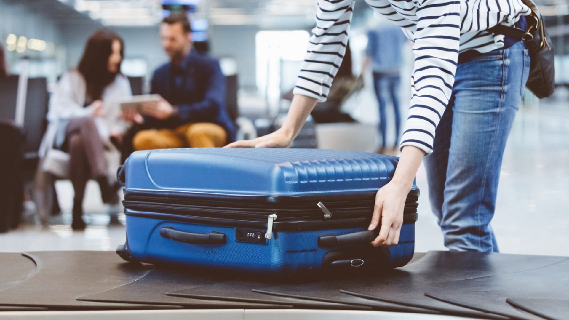 Cosa cambia per chi viaggia in aereo dal 23 ottobre 2027: bagaglio a mano gratuito e rimborsi più rapidi