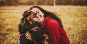 La psicologa sul pet parenting: "Legame appagante ma rischioso per i rapporti umani"