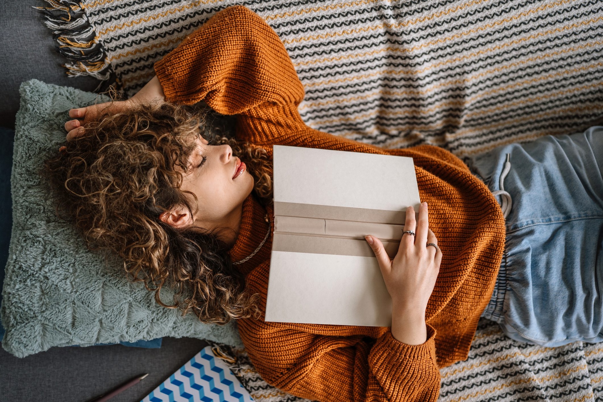 Fa bene dormire il pomeriggio? Il neurologo: "Se riposino non dura più di 30 minuti, aiuta a lavorare meglio"
