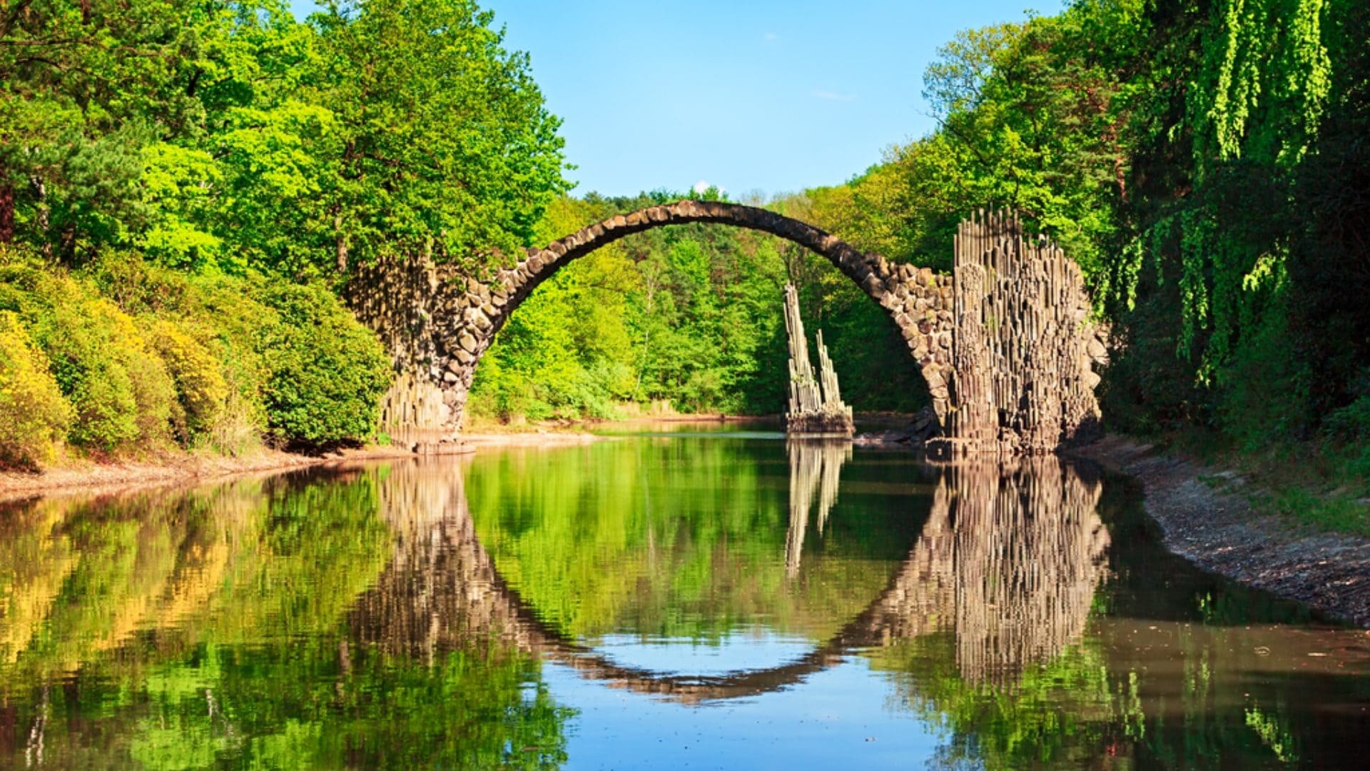 La storia del ponte del diavolo della Sassonia, dove il riflesso nell'acqua crea un cerchio perfetto