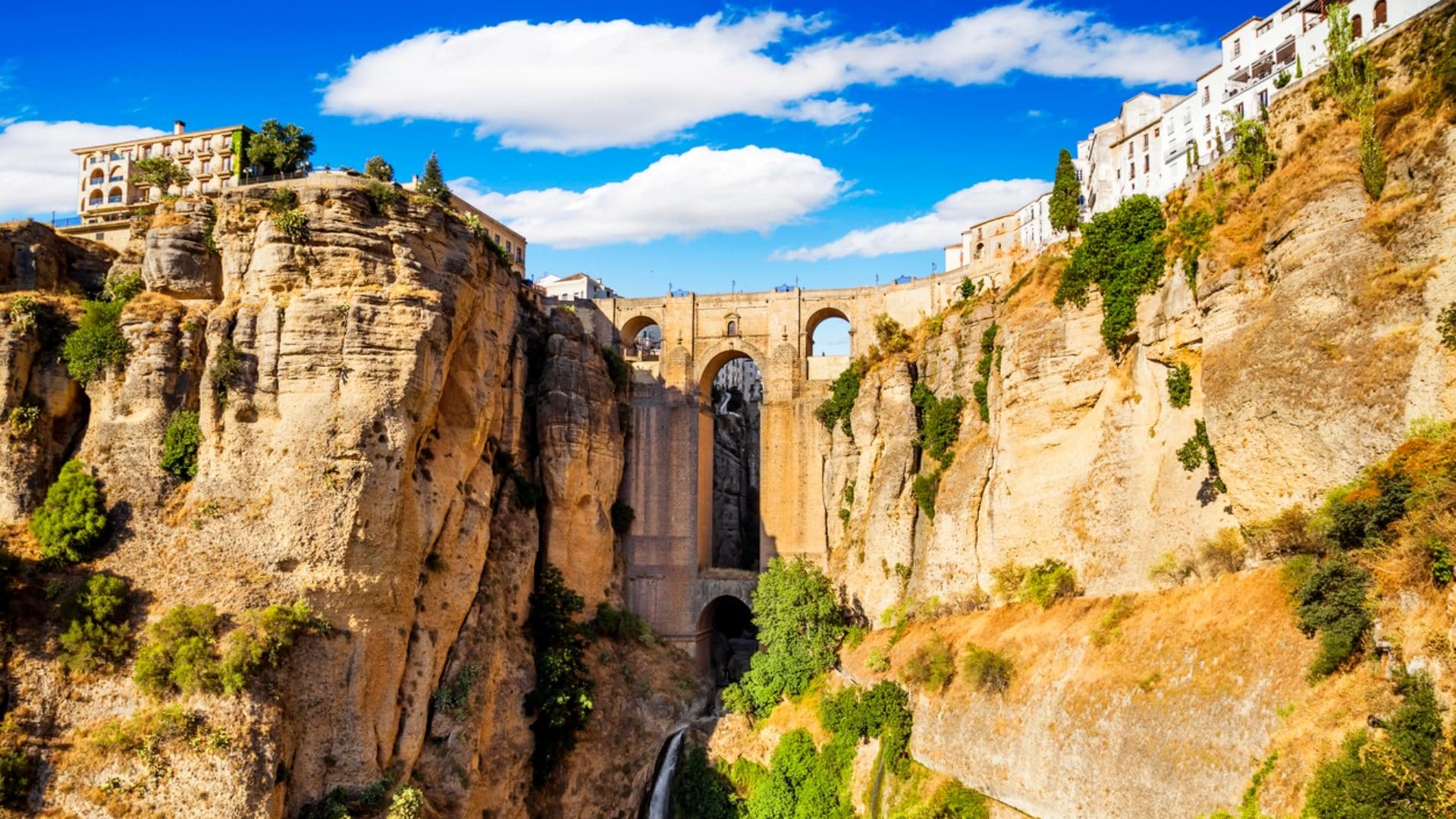 Ronda, l'antico borgo della Spagna spaccato in due da un burrone profondo 100 metri