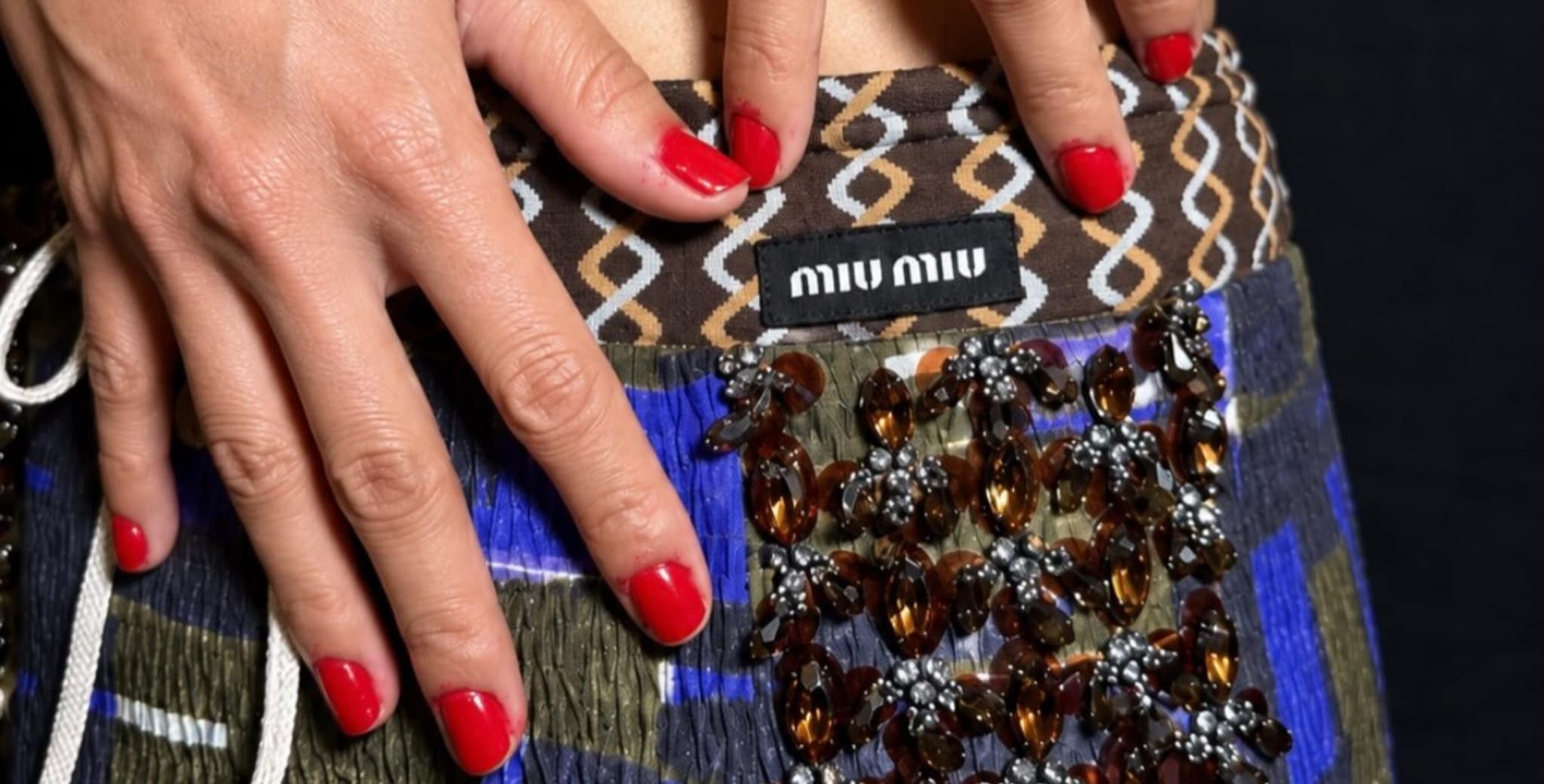 Lo smalto sbavato è stato sdoganato in passerella (per la gioia di chi fa pasticci con la manicure)