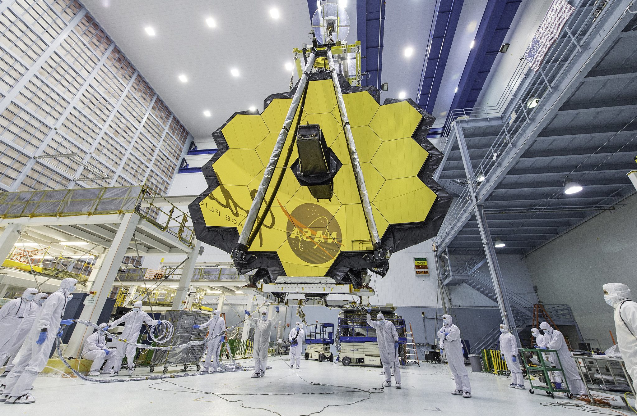 I tecnici della NASA all’opera sul telescopio prima del lancio / NASA
