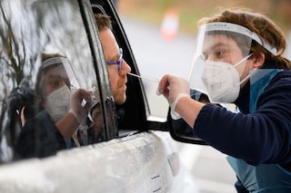 Quando fare il tampone rapido o molecolare dopo il contatto con un positivo Covid