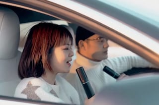 Ora puoi organizzare una serata karaoke dentro una Tesla