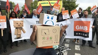 Un magazziniere Amazon muore durante il turno, i dipendenti: "Abbiamo dovuto lavorare attorno al suo cadavere"