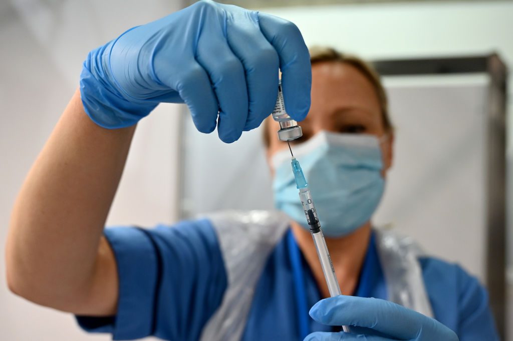 I vaccini Covid aggiornati sono efficaci contro le nuove varianti: “Protezione superiore al 70%”