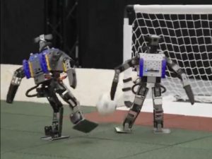 Il video di due robot che giocano a calcio mostra a che livello ora è l’IA: lo studio di Google