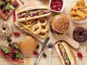 I cibi ultraprocessati come il fumo, l’allarme dello studio: “Vedremo i veri effetti tra anni”