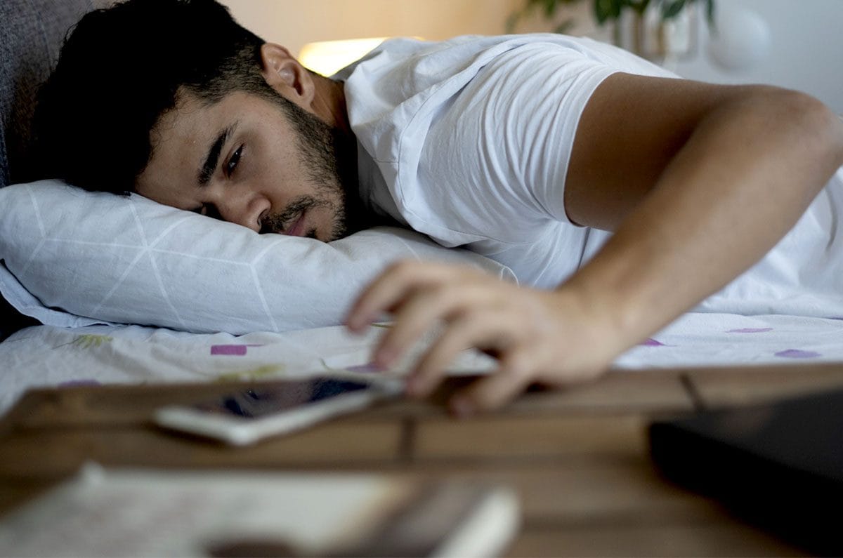Rimandare la sveglia ci fa perdere una notte di sonno ogni mese