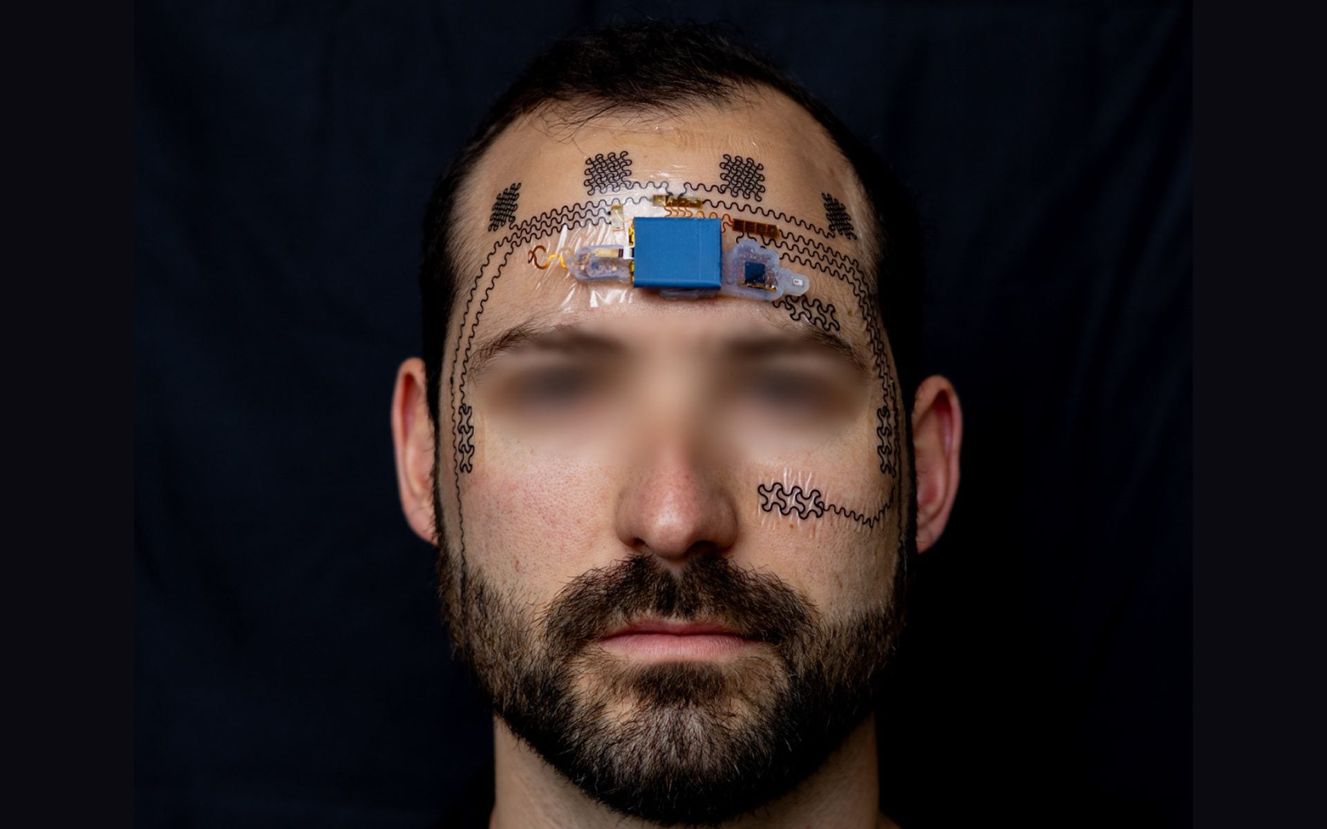 Il tatuaggio sul viso che ti avvisa se sei troppo stressato: non è una puntata di Black Mirror