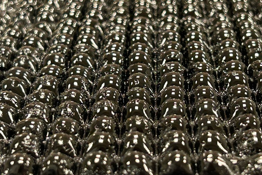 Queste bolle nere catturano acqua fresca dall'aria: non usano batterie né pannelli solari