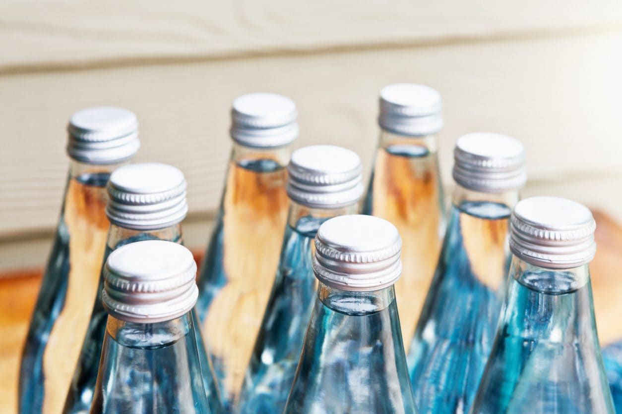 Le bottiglie di vetro rilasciano più microplastiche di quelle di plastica, per uno studio: com'è possibile