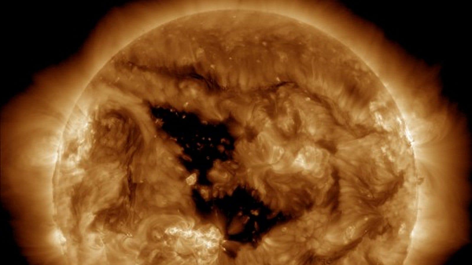 Enorme buco coronale al centro del Sole, è rivolto verso la Terra: tempesta solare attesa il 25 giugno