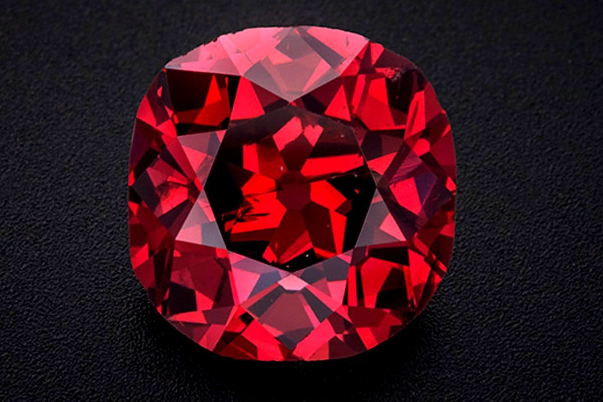 Uno dei diamanti rossi più rari al mondo sta per diventare anche uno dei più famosi