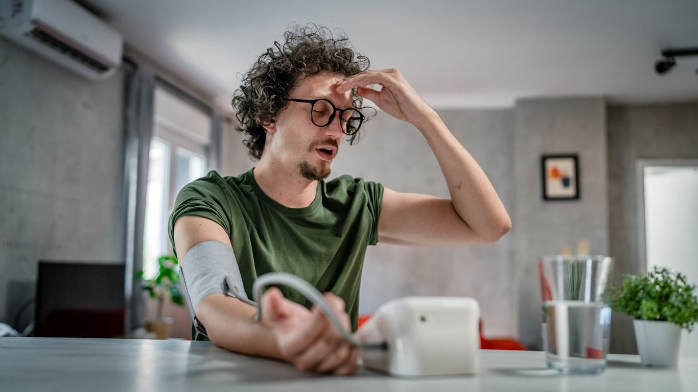 Cosa fare per la pressione bassa in estate, quali sono i sintomi e quando il caldo è pericoloso