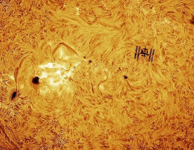 La stazione spaziale passa davanti al Sole durante un brillamento: lo scatto mozzafiato dell'astrofotografo