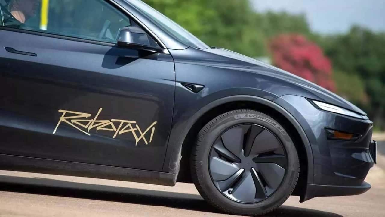 I robotaxi di Tesla sono arrivati, ma non viaggiano ancora da soli: cosa c'è a bordo