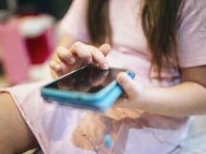 ritaglia-la-ragazza-usando-uno-smartphone-300x225.jpg