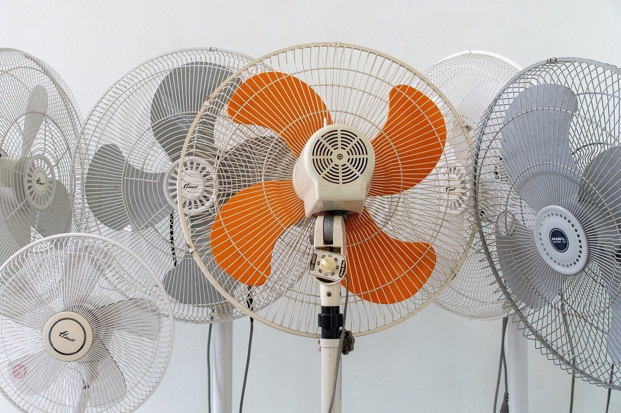Quanto costa tenere acceso il ventilatore tutta la notte: i consumi in bolletta