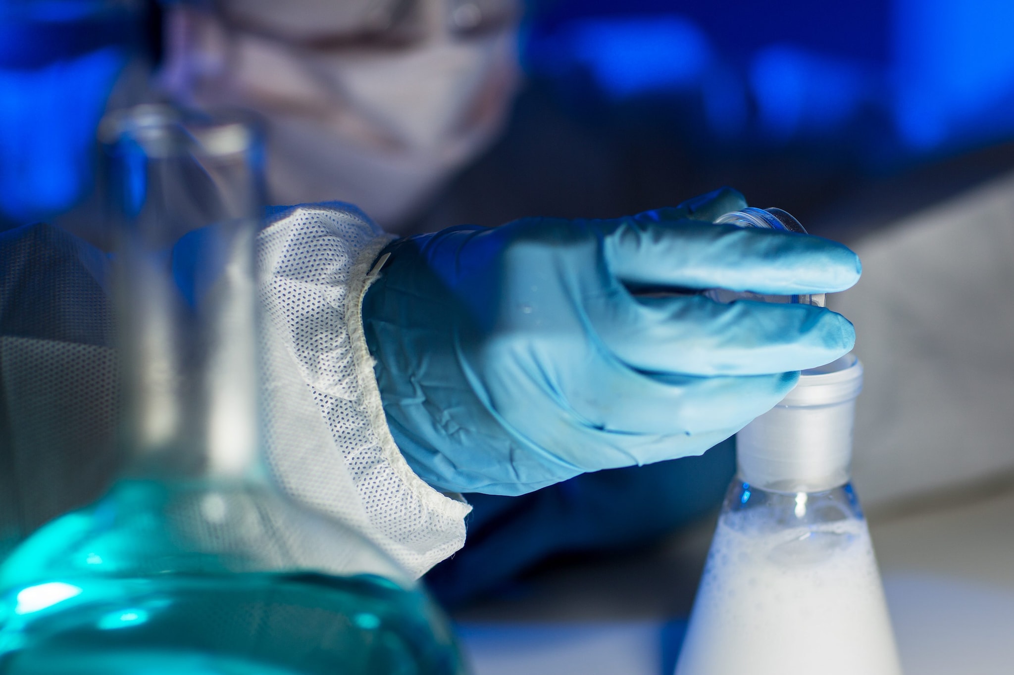 I rischi nascosti dell'IA, la previsione degli esperti: "Ora è più facile creare un'arma biologica mortale"
