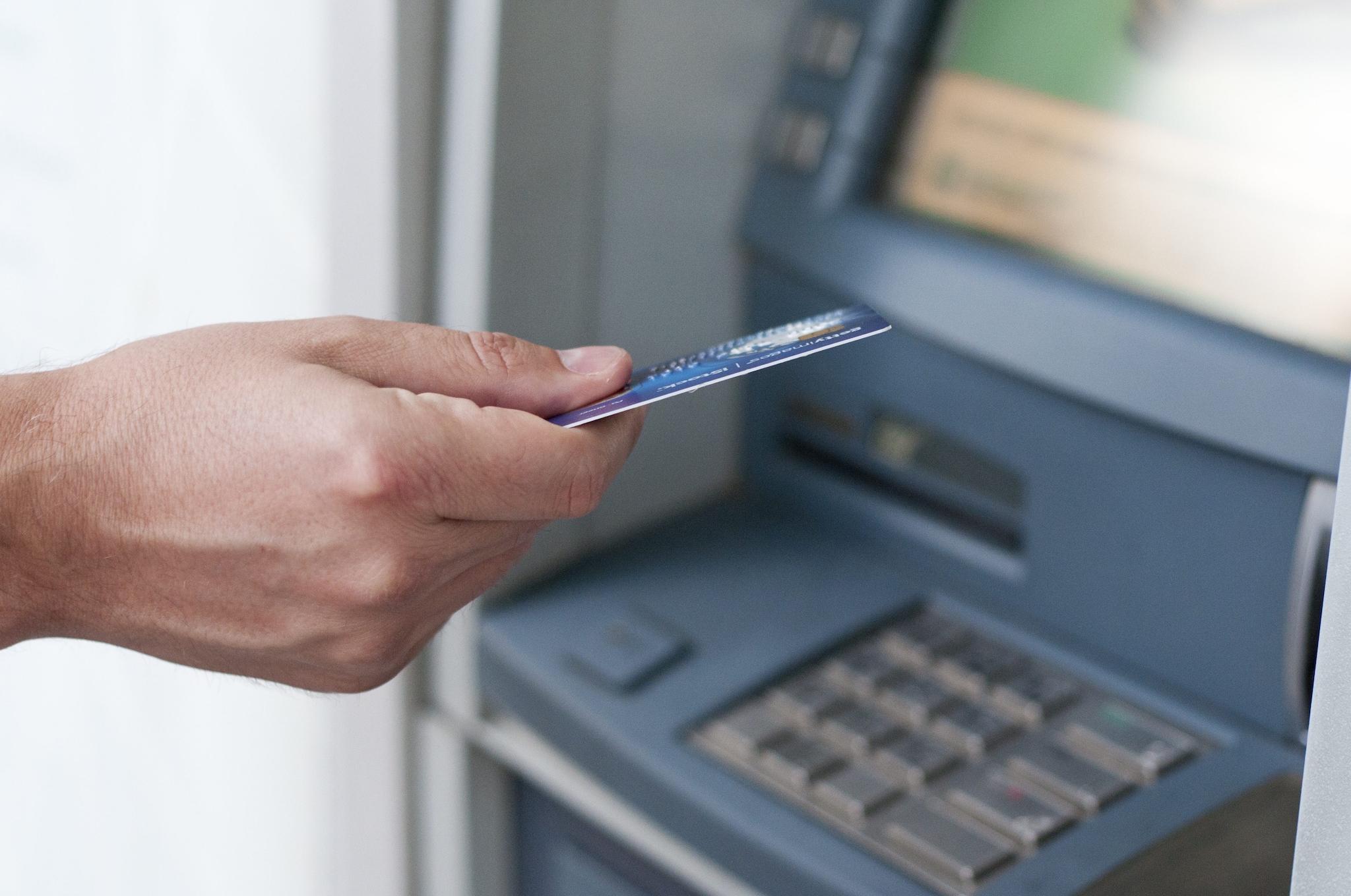 Come funzionano gli pseudo-sportelli bancomat: "Possono contenere denaro riciclato"