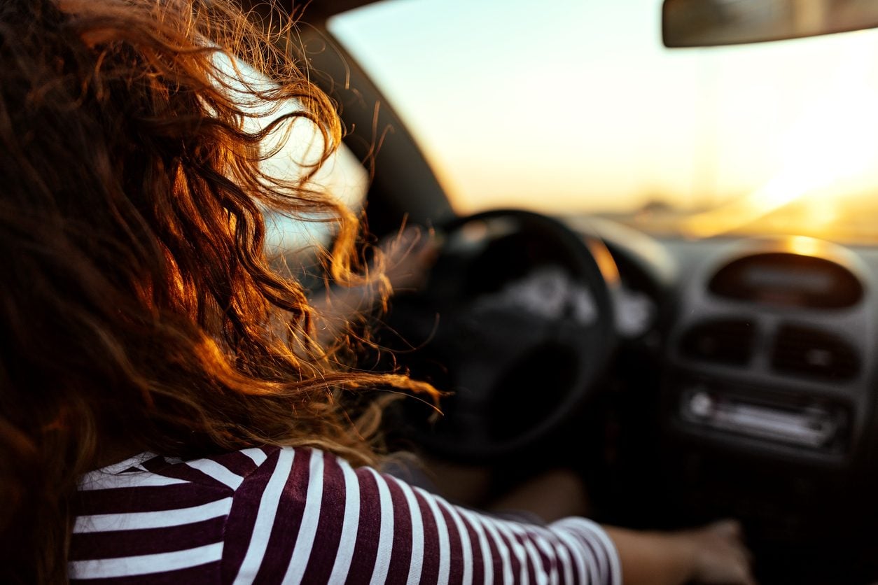 Cos'è quella vibrazione terrificante che può verificarsi in auto con i finestrini abbassati