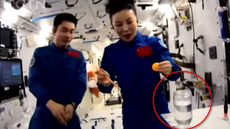No, non è un set cinematografico: perché l’acqua non esce dal bicchiere nella stazione spaziale cinese