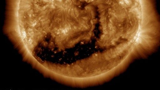 Tempesta solare nel weekend: buco sul Sole a forma di embrione scaglia particelle verso la Terra