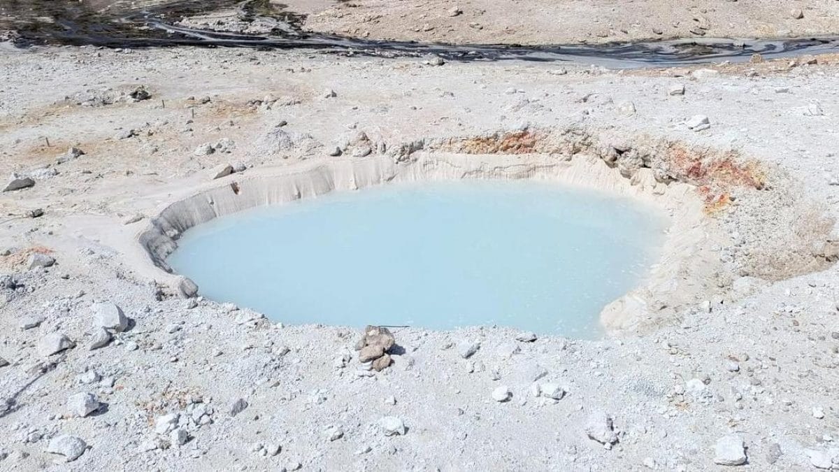 Il nuovo buco formato al Parco di Yellowstone. Credit: US Geological Survey / Mike Poland