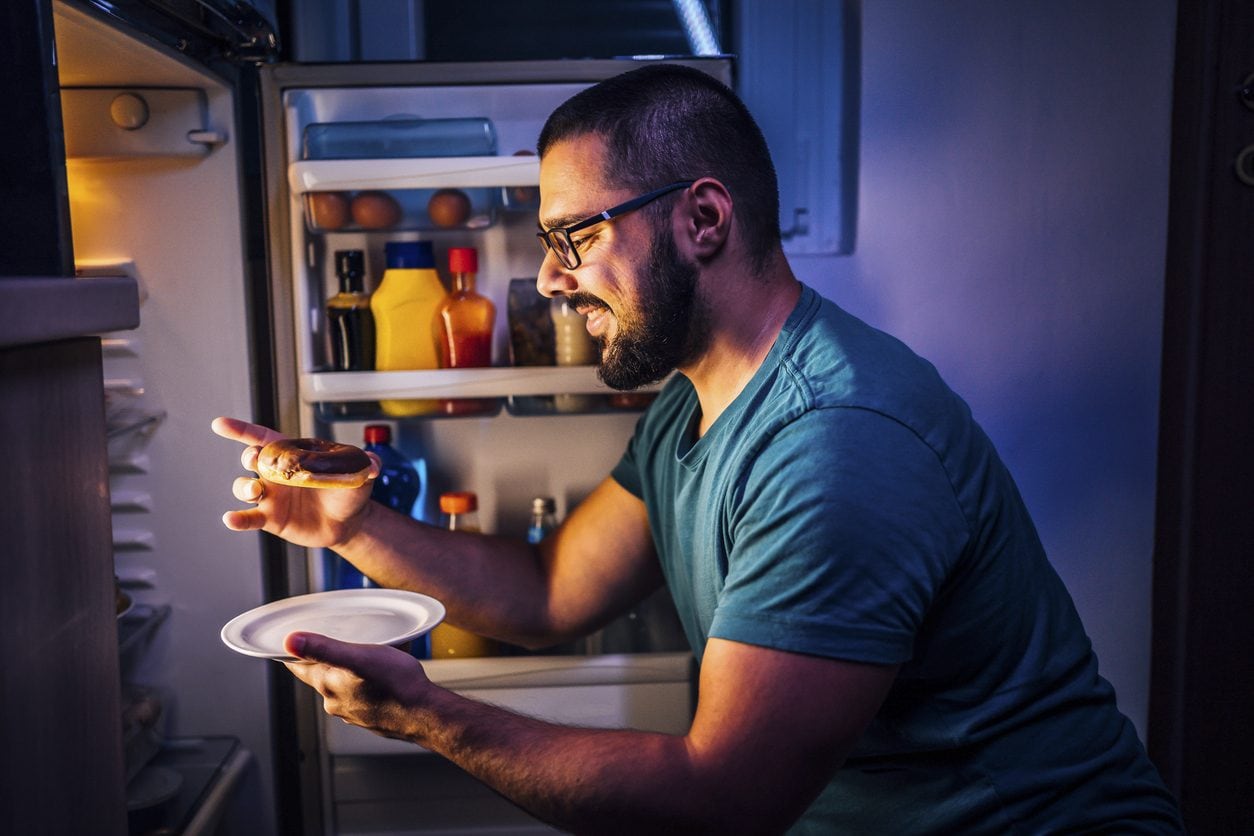 Mangiare questi cibi prima di andare a dormire è associato a incubi e sonno disturbato, secondo uno studio