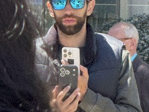 Il nuovo Phone 17 avvistato per strada: cosa sappiamo sullo scatto che potrebbe svelare il telefono di Apple