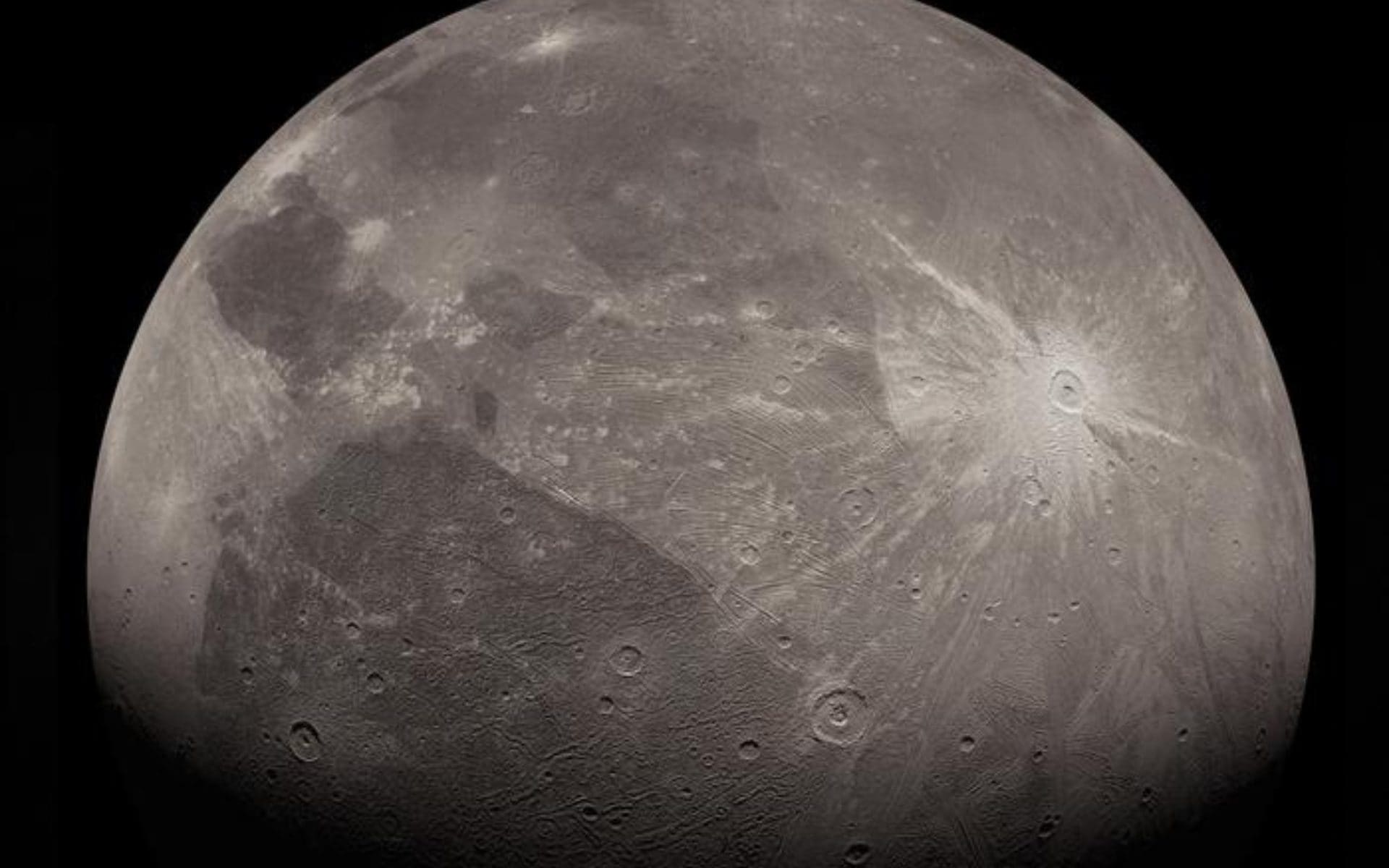 Il ghiaccio nello Spazio non assomiglia all'acqua liquida come pensavamo: la scoperta di uno studio