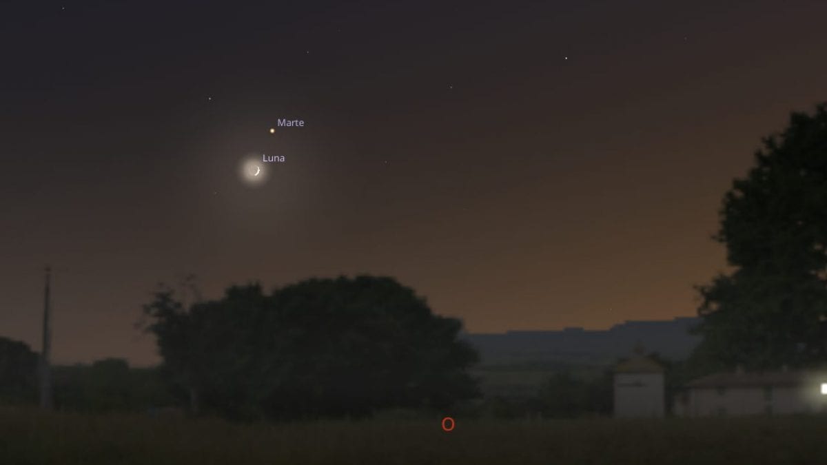 Simulazione della congiunzione astrale tra la falce di Luna e Marte del 28 luglio 2025. Credit: Stellarium