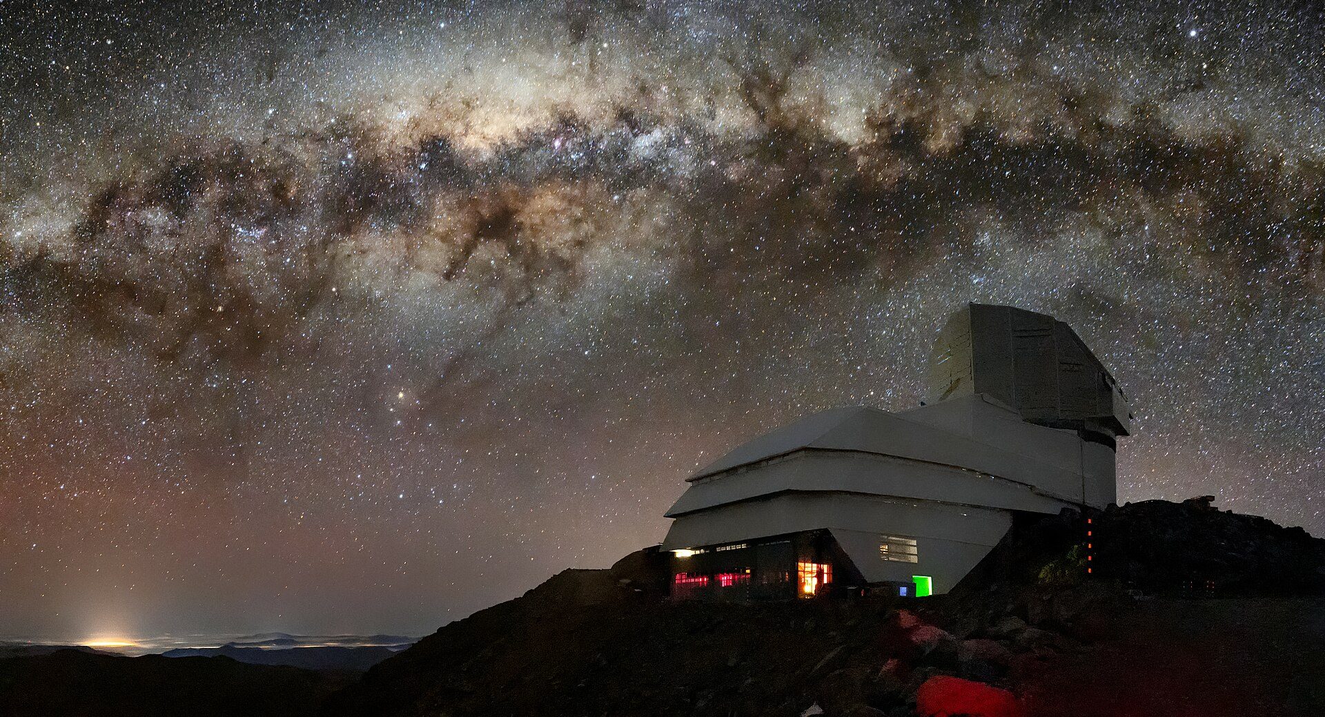 L’osservatorio Vera Rubin sotto la Via Lattea. Credit: Rubin Observatory/NSF/AURA/B. Quint