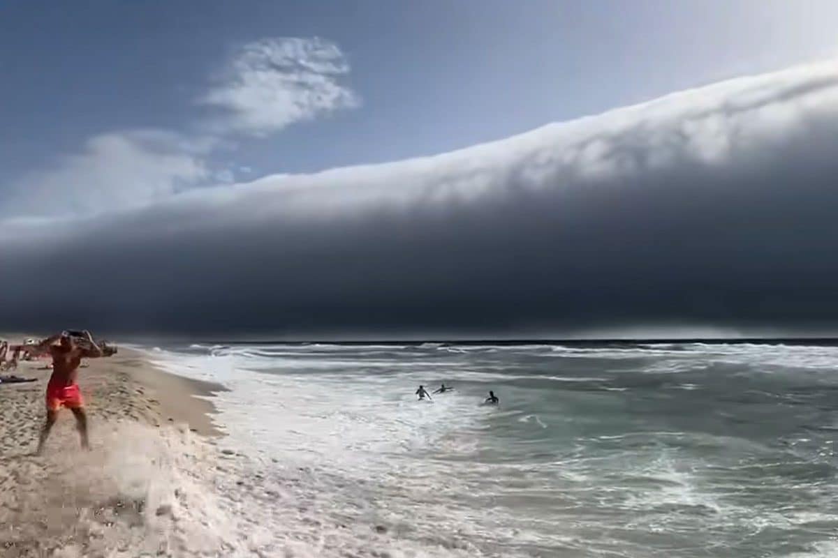 Roll cloud in Portogallo, cos’è la nube a rotolo apparsa sulla costa: “Sembrava uno tsunami”