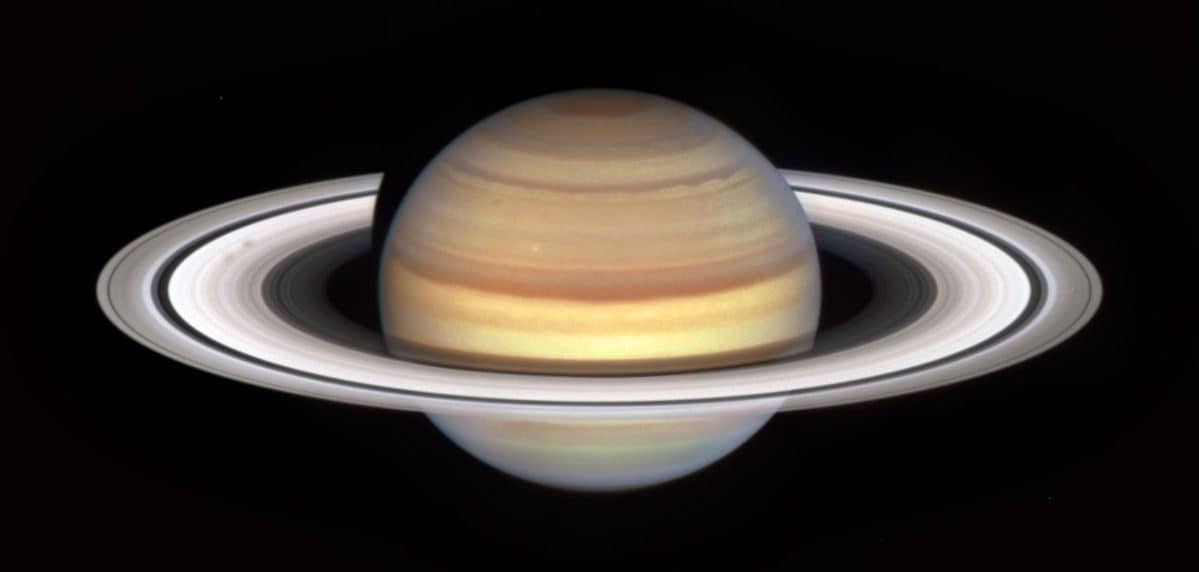 Possibile impatto su Saturno di un oggetto misterioso: l'immagine e la richiesta degli astronomi
