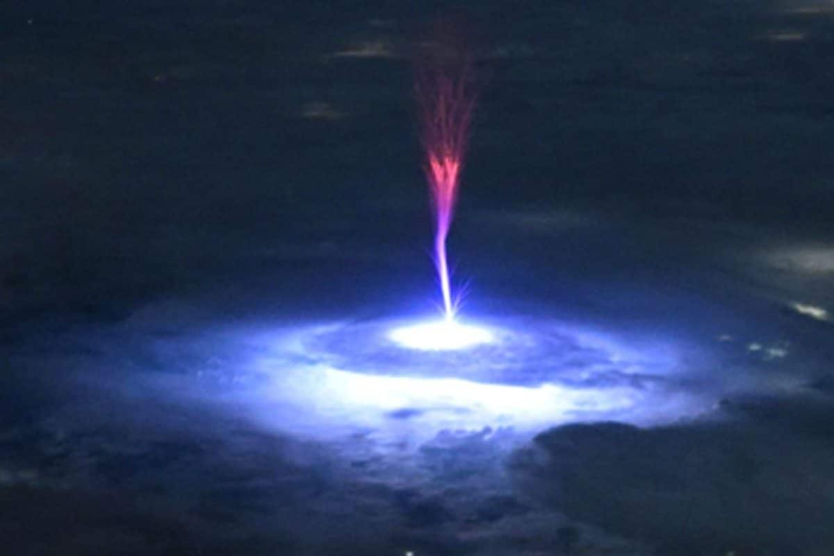 Sfuggente “spettro rosso” prende vita sopra un violento temporale, il fenomeno visto dalla ISS