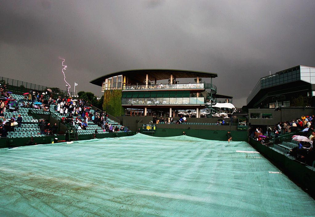 Wimbledon, quando e perché una partita di tennis viene sospesa per fulmini: cosa dice la regola ITF
