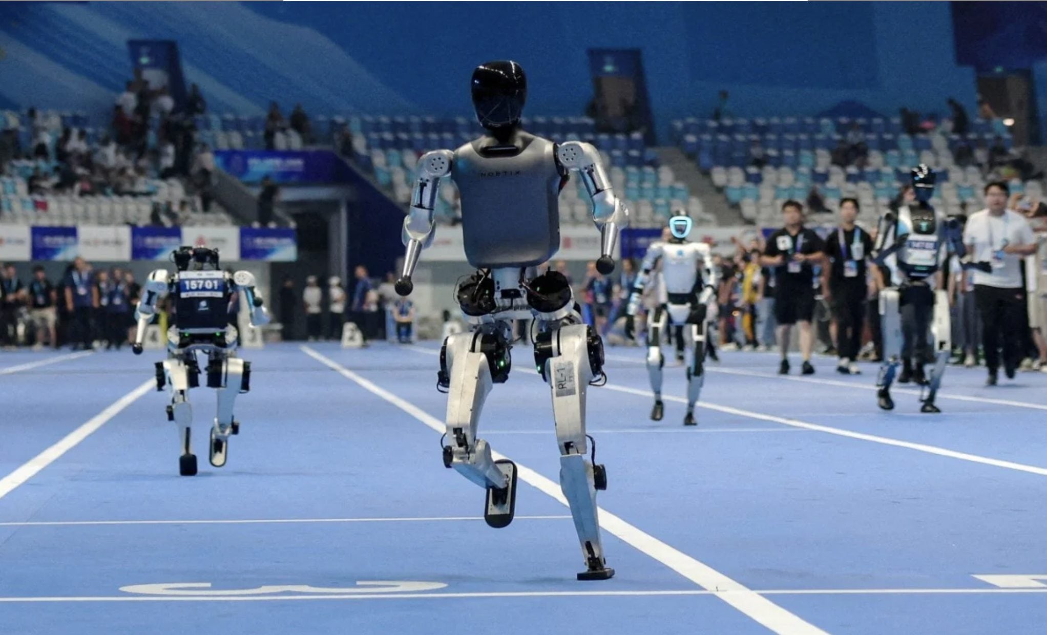 Teste che saltano, pugni d'acciaio e messaggi subliminali: cosa sta succendeno alle Olimpiadi dei robot