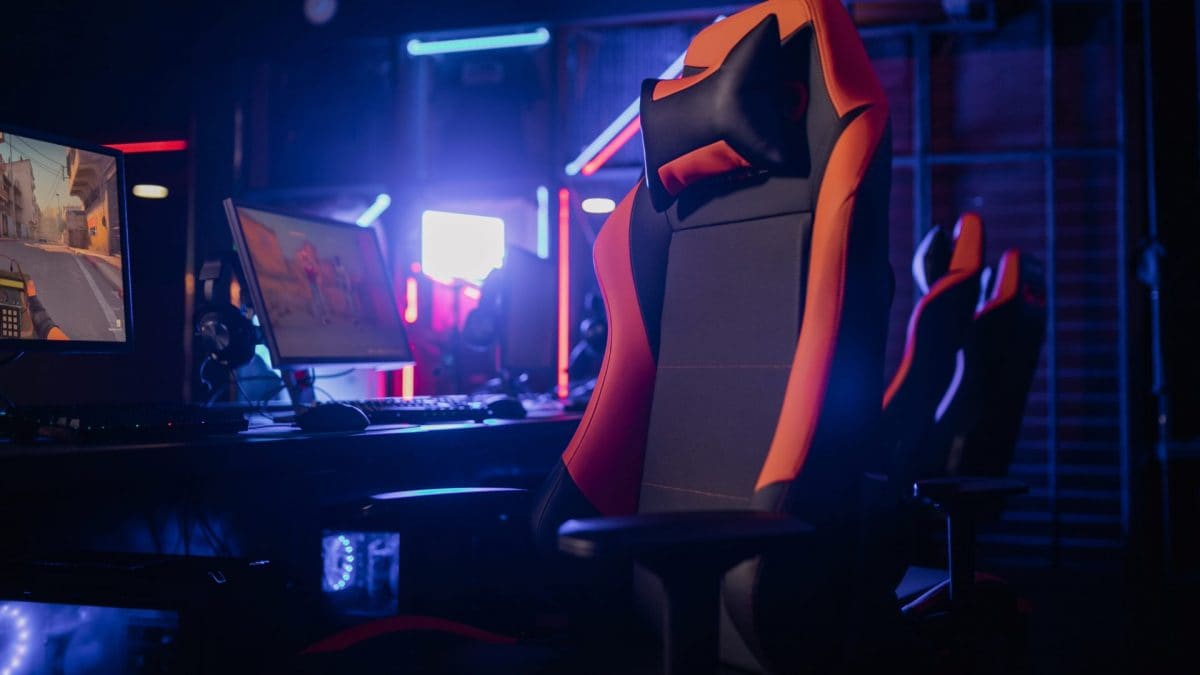 Una sedia da gaming in una postazione
