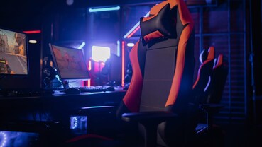 Una sedia da gaming in una postazione