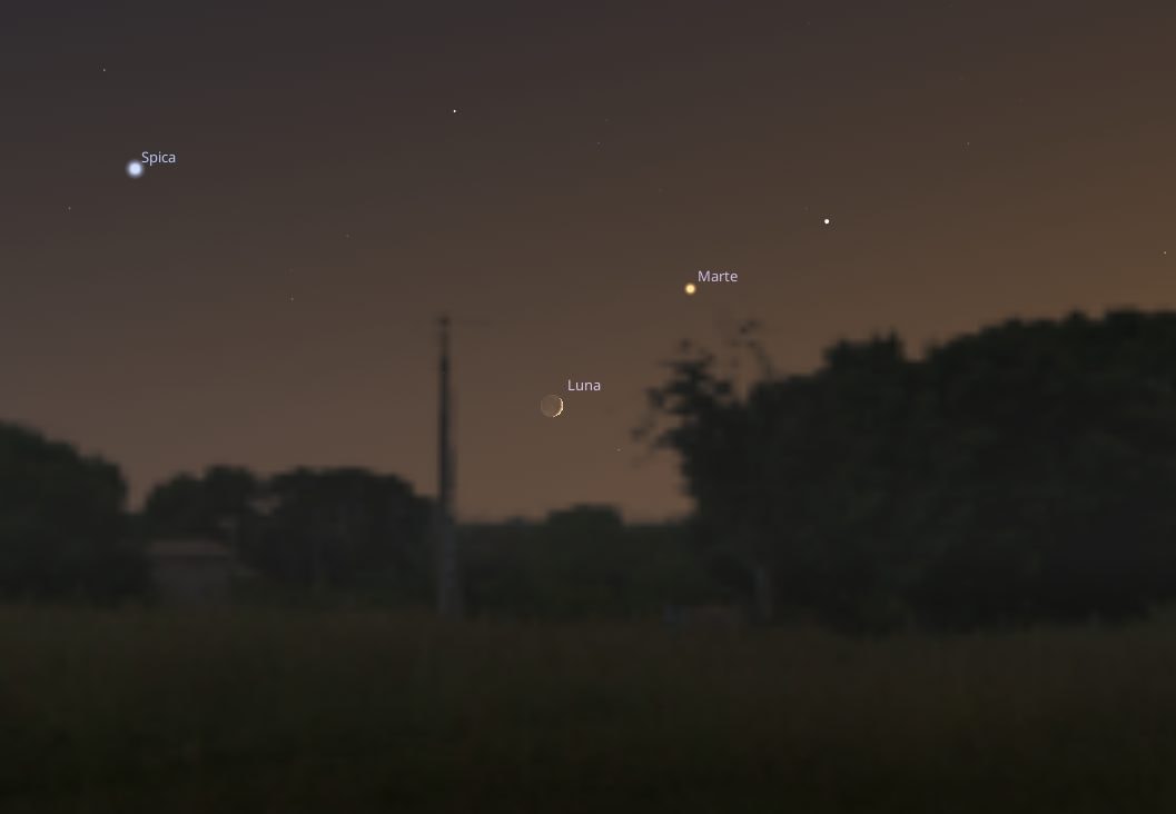 Oggi 26 agosto la Luna e Marte si baciano nel cielo: a che ora vederli e come riconoscere il Pianeta Rosso