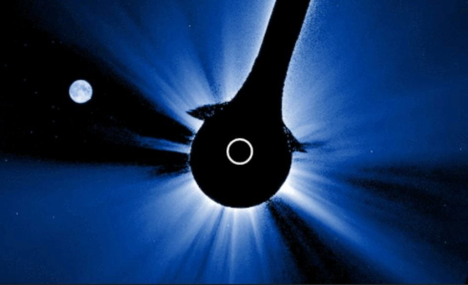 Satellite filma il passaggio della Luna davanti al Sole: sembra piena, ma è impossibile