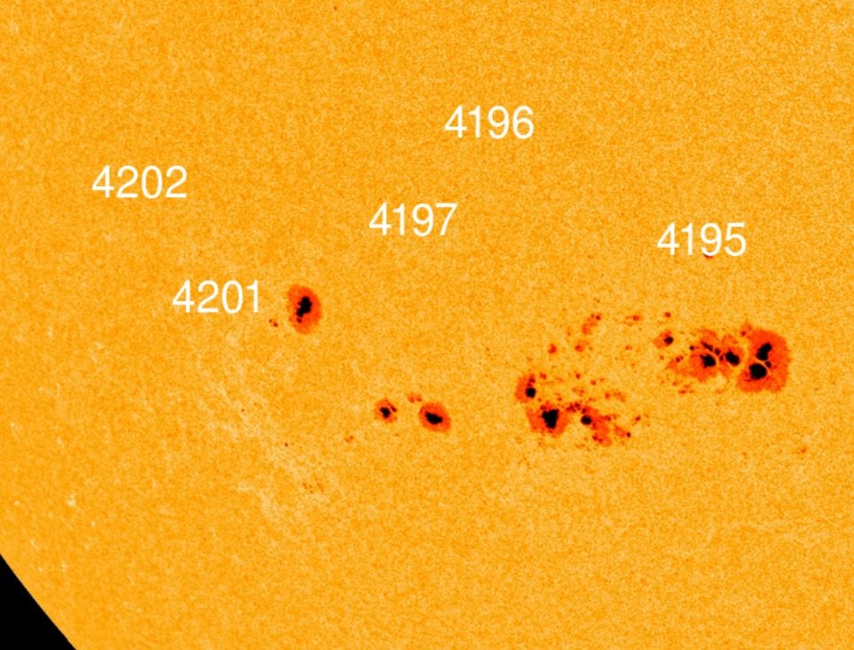 Le macchie solari che puntano la Terra. Credit: Spaceweather.com