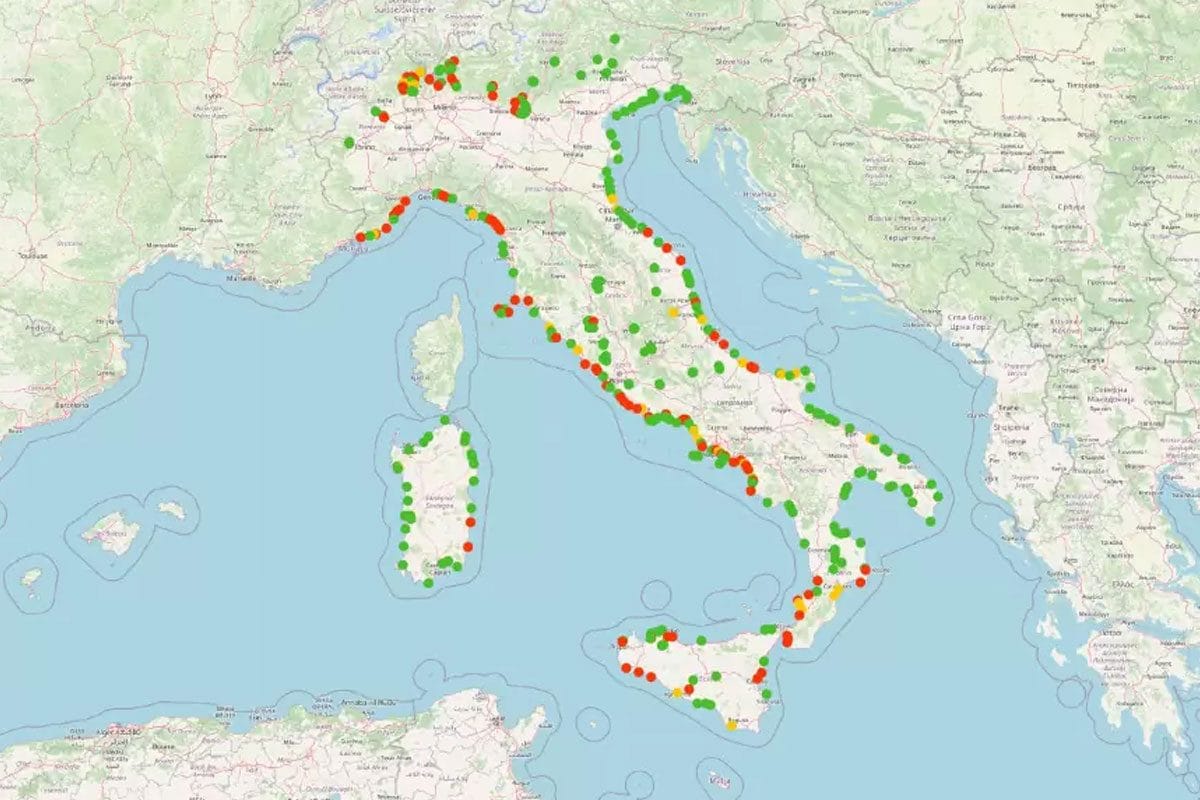 La mappa del monitoraggio di mari e laghi italiani. In verde: entro i limiti; giallo: inquinato; rosso: fortemente inquinato / Credit: Legambiente